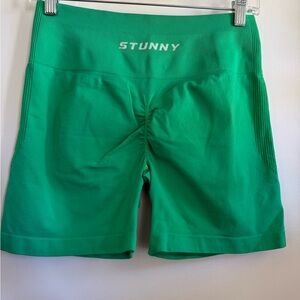 Stunny Vibrant Green Women's Bike Shorts, Size Large